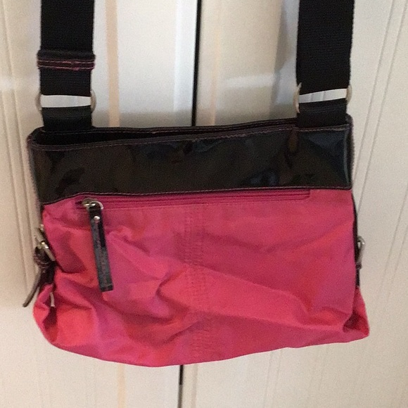 Pink Emma Q cross body, adjustable strap, outter flap & outer zipper. - Picture 4 of 8